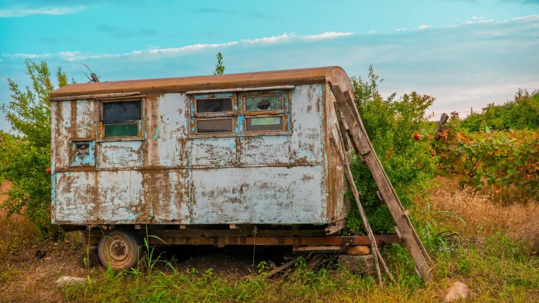 Peut-on mettre une caravane sur un terrain agricole ? Règles et réglementation