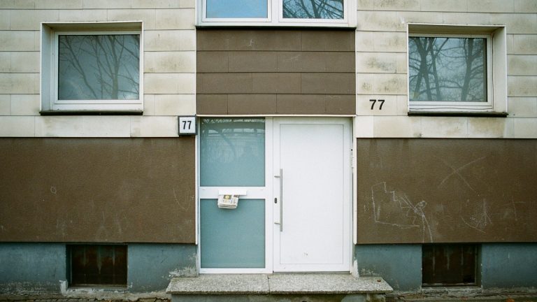 Comment choisir la porte d’entrée d’un immeuble en 2026 ?