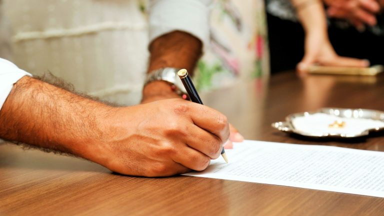 Formules de politesse pour un notaire : ce qu’il faut vraiment écrire