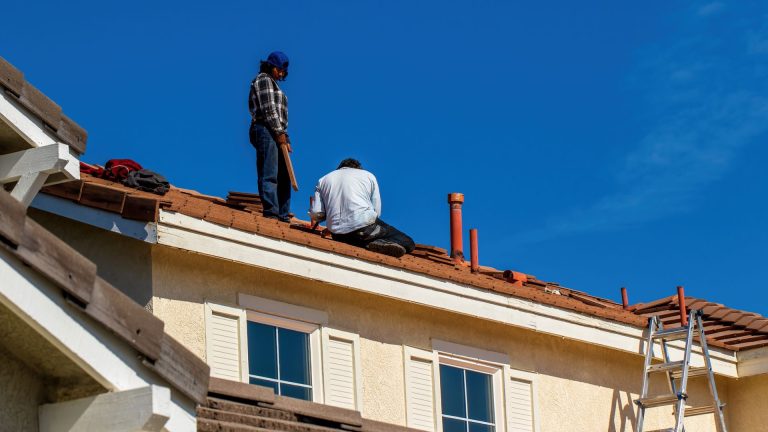 Toiture commune sans copropriété : qui paie quoi et comment s’organiser ?
