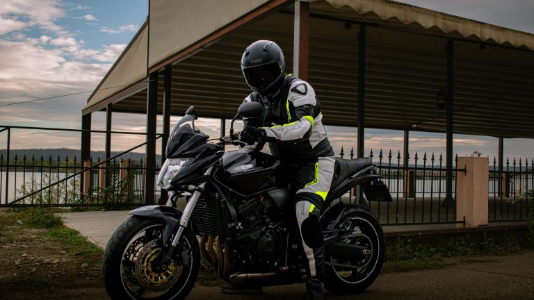 Construire un abri moto pas cher : moins de 300 € en 1 jour